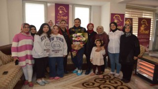 Sanatçı Demet Akalın, ihtiyaç sahibi aile için Kütahyanın Tavşanlı ilçesine geldi