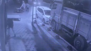 Sancaktepede yoldan geçen vatandaşa aldırmadan reklam panosu kapısını çaldı