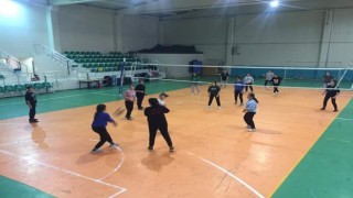 Sarıgölde kız öğrencilerine yönelik voleybol kursu açıldı
