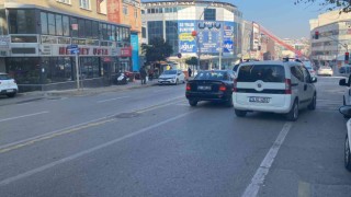Scooterın koluna taktığı poşet yırtılınca paraları yola saçıldı