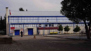 Seferihisarda yakılan spor salonu yıkılıyor: Sporcular mağdur oldu
