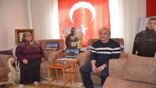 Şehidin hatırasını yazdıkları şiirlerle yaşatıyorlar