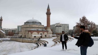 Şehir merkezine mevsimin ilk karı düştü