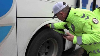 Şehirlerarası otobüs terminalinde kış lastiği denetimi