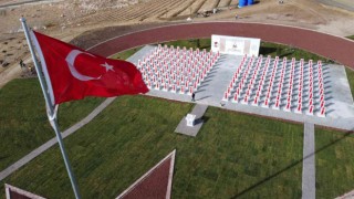 Şehit Öğretmenler Anıtı yeşeriyor