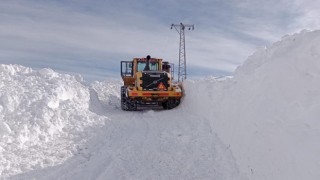 Şemdinlide 3 metreyi bulan karda yol çalışması