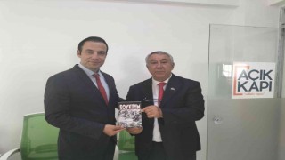 Serdar Ünsal, Selçuk Alakana soykırım kitabını hediye etti