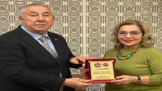 Serdar Ünsaldan Azer Yaycılıya plaket