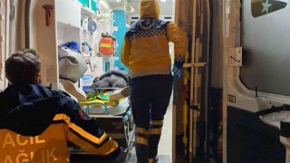 Servis minibüsü ile çarpışan hafif ticari araç hurdaya döndü: 1 yaralı