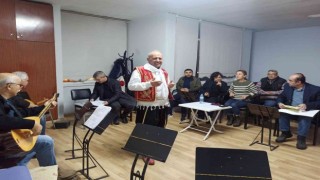 Sesi İzzet Altınmeşeye benzetiliyor, vatandaşlar severek dinliyor