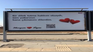 Sevdiği kadına olan aşkını reklam panolarına yazdırdı