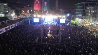 Sevilen sanatçı Şahin Aydınlılara unutulmaz bir akşam yaşattı