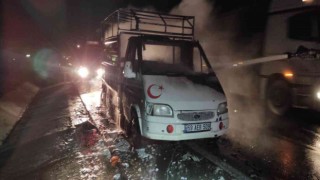 Seyir halindeki kamyonet alev aldı