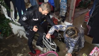 Şiddetli yağmur sebebiyle su basan evde mahsur kalan engelli kadını ve yaşlı anneyi polis kurtardı