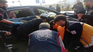 Siirtte otomobil ile minibüs çarpıştı: 3 yaralı