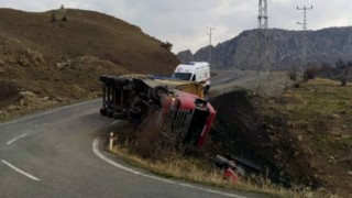 Siirtte virajı alamayan tır devrildi:1 yaralı