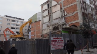 Silivride bir bina kentsel dönüşüm nedeniyle yıkılırken yan bina zarar gördü