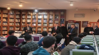 Sınavlara hazırlanan öğrencilere kitap