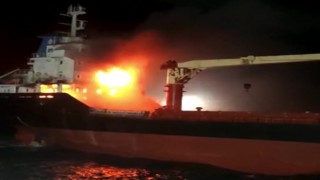 Sinop açıklarında yanan gemi Ünye Limanına çekiliyor