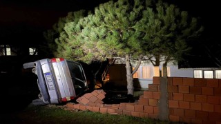 Sinopta kontrolünü kaybeden otomobil bahçe duvarına çarptı: 3 yaralı