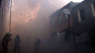 Şişlide itfaiye ekipleri binadan kopan parçaların altında kalmaktan kıl payı kurtuldu