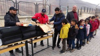 Soğuk havada çocuklara sıcak pizza ikramı