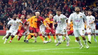 Spor Toto Süper Lig: Galatasaray: 2 - İstanbulspor: 0 (İlk yarı)
