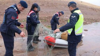 Sulama barajında bin metrelik misina ağı ele geçirildi: Ağa takılan balıklar suya bırakıldı