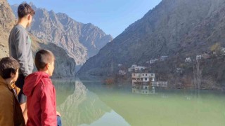 Sular altında kalmaya başlayan evlerine son kez baktılar