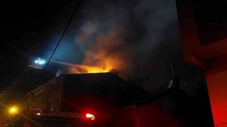 Sultanbeylide alevler geceyi aydınlattı: 3 katlı binanın çatısı alevlere teslim oldu