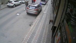 Sultangazide akılalmaz olay kamerada: Çöp poşetini önce fırlattı sonra tekmeleyerek götürdü