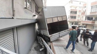 Sultangazide freni boşalan kamyonet binaya çarptı