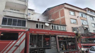 Sultangazideki binanın çatısı alev alev yandı