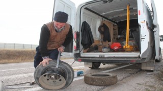 ‘Süpermen lastikçi yolda kalanların yardımına yetişiyor