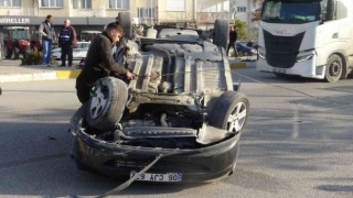 Takla atan aracın sürücüsü yaralandı, ters dönen otomobili vatandaşlar düzeltti