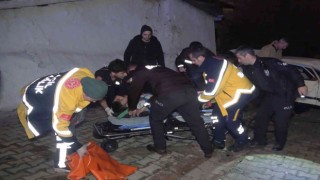 Takla atan otomobil alt sokaktaki aracın üstüne düştü, sürücü ağır yaralandı