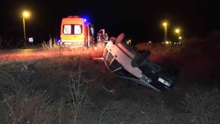 Takla atan otomobil şarampole devrildi