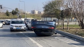 Takla atan otomobili vatandaşlar düzeltti