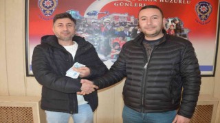 Taksici aracında unutulan 10 bin lirayı sahibine teslim etti