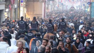 Taksim İstiklalde vatandaşların yılbaşı yoğunluğu