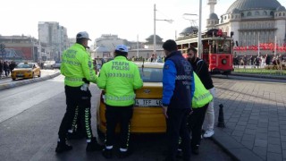 Taksimde ruhsatsız çalışan 12 taksi trafikten men edildi
