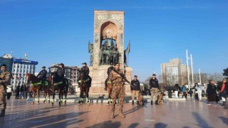 Taksimde yılbaşı öncesi devriye gezen atlı polislere büyük ilgi
