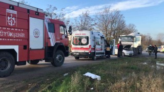 Tankerle çarpışan otomobilde 2 kişi yaralandı