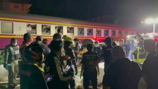 Taylandda bariyerleri aşmaya çalışan araca tren çarptı: 3 ölü, 1 yaralı