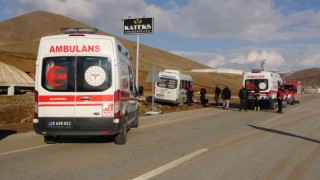 Taziyeye gidenleri taşıyan minibüsle kamyonet çarpıştı: 10 yaralı
