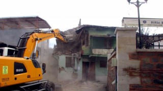 Tehlike saçan metruk binalar yıkılıyor