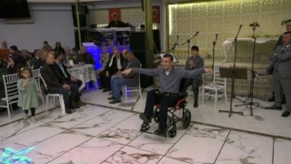 Tekerlekli sandalyede zeybek oynadı, izleyenler hayran kaldı