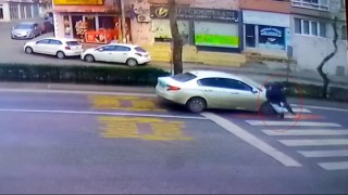 Tekirdağda otomobilin yolun karşısına geçmeye çalışan kişiye çarptığı anlar kamerada