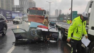 TEM Otoyolunda kaza yapan otomobil ikiye bölündü: 2 yaralı