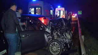 TEM otoyolunda otomobil önce otobüse sonra bariyerlere çarptı: 2 yaralı